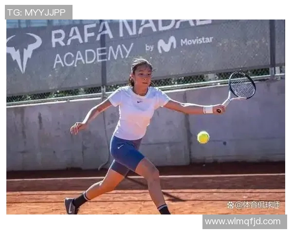 网球格兰赛场对决中国女将展现青春风采与竞技精神