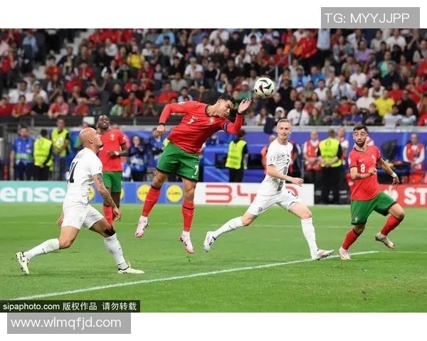 球迷冲进场内抢C罗球衣引发欧冠赛场奇葩一幕